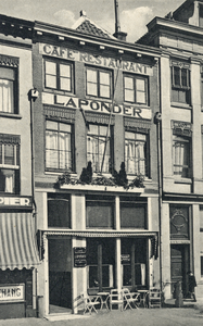602941 Gezicht op de voorgevel van café-restaurant Laponder (Oudegracht 192) te Utrecht.